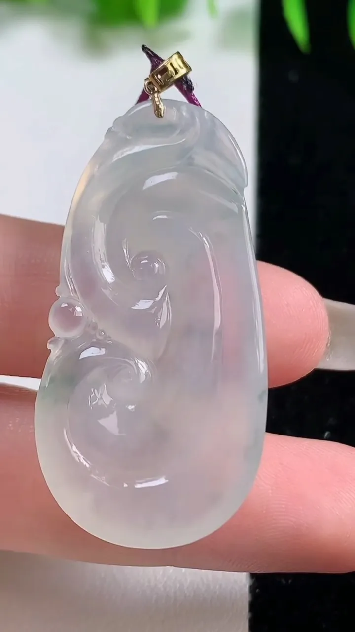 天然A货翡翠种飘花如意吊坠，尺寸45-22-5.6，重量:9.64g
10月19日