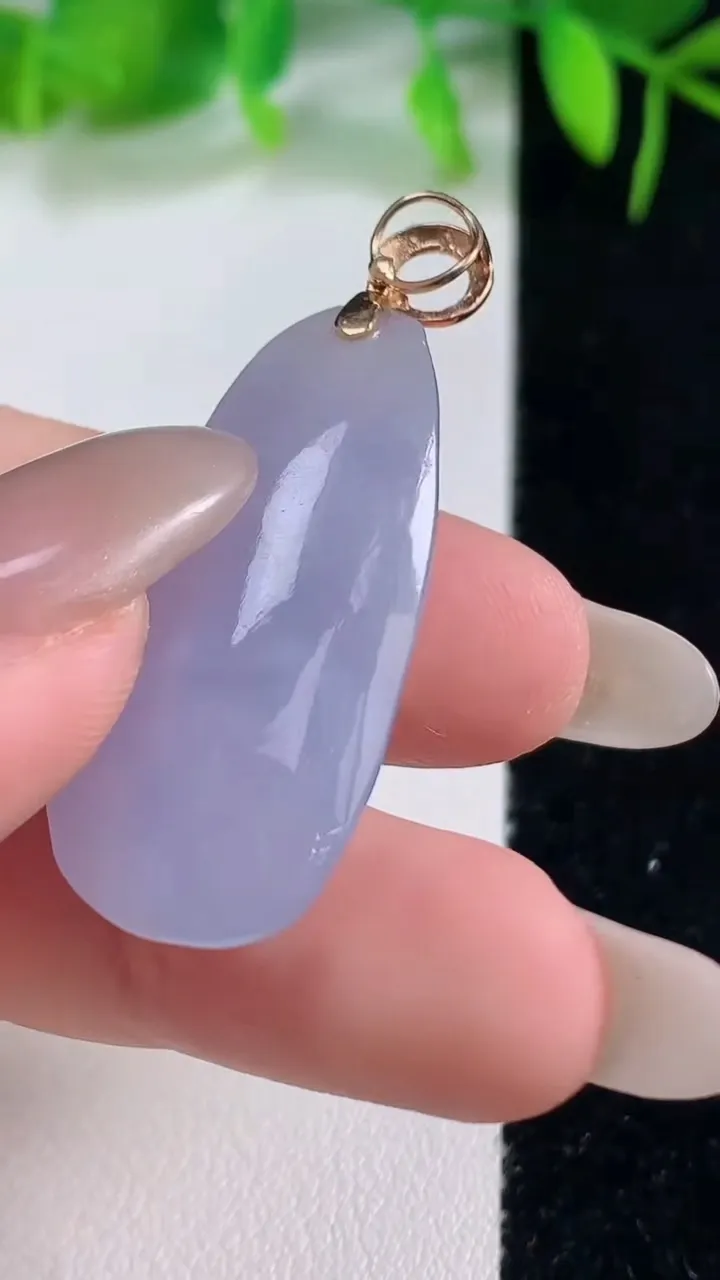 天然A货翡翠18K金紫罗兰福瓜吊坠，尺寸33.8-15.5-9.4，重量:9.13g
10月19日