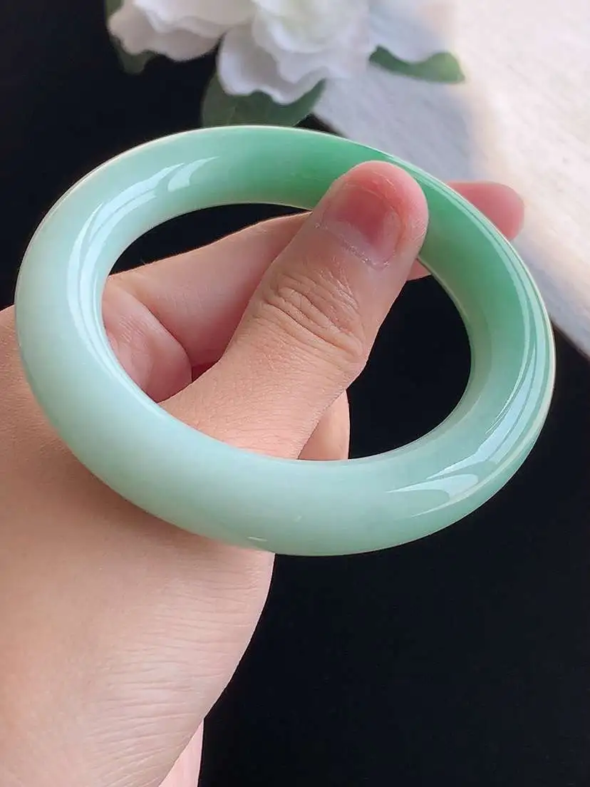 a货翡翠老坑冰种飘绿胖圆条手镯52-53小圈口  尺寸52×11.6mm 重量72.16g 1018