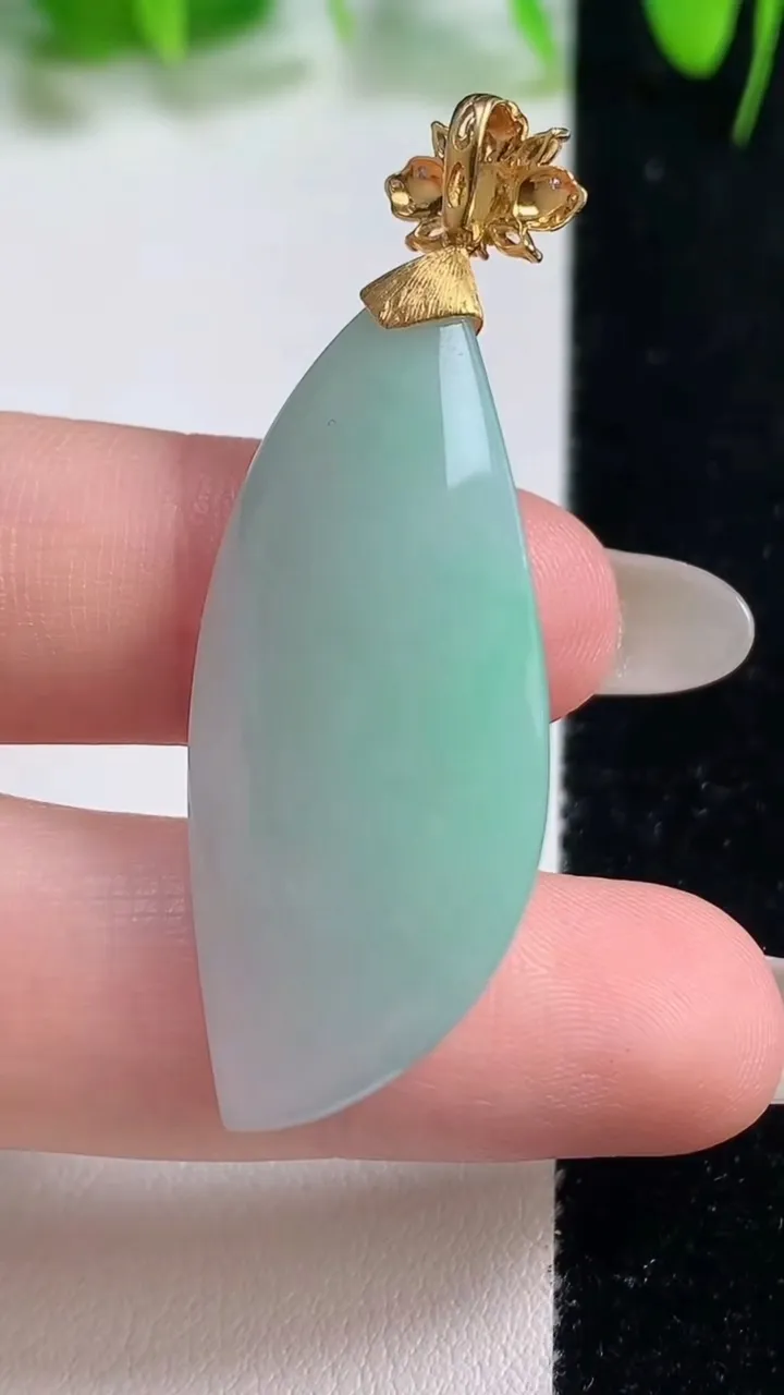 天然A货翡翠随形吊坠，尺寸39-17.4-12，重量:12.00g
10月19日