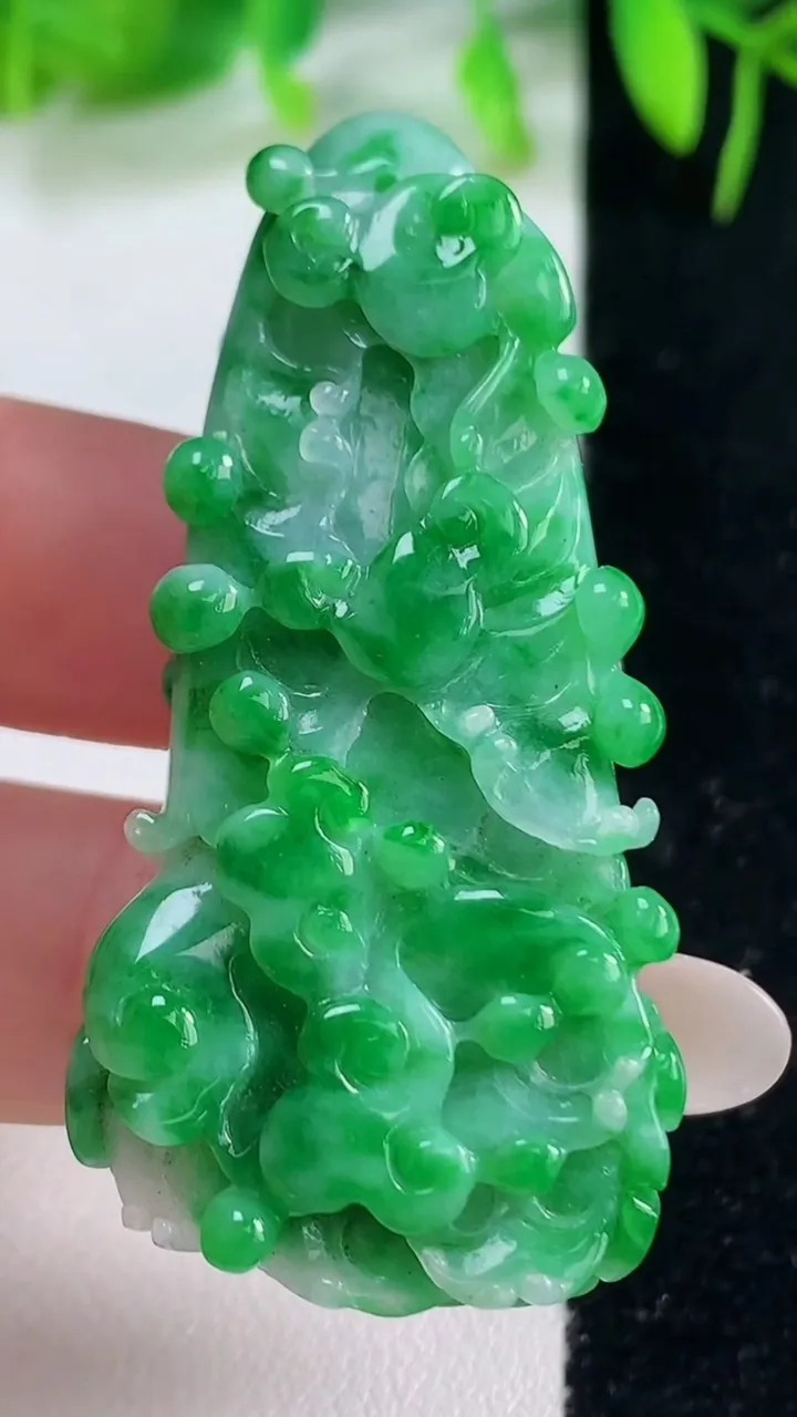 天然A货翡翠白菜吊坠，尺寸51.2-28.5-9.6，重量:20.16g
10月19日