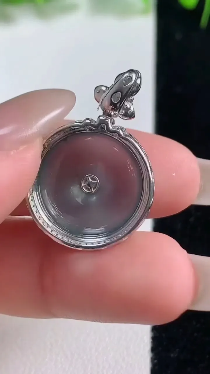 天然A货翡翠种蓝水平安扣吊坠，尺寸28.2-19.3-6.3，裸石16重量:3.45g
10月19日