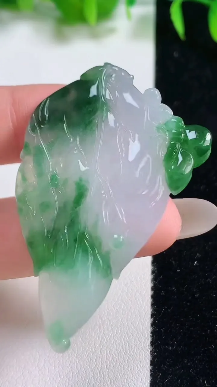天然A货翡翠树叶吊坠，尺寸53.6-34.8-5.8，重量:14.33g
10月19日