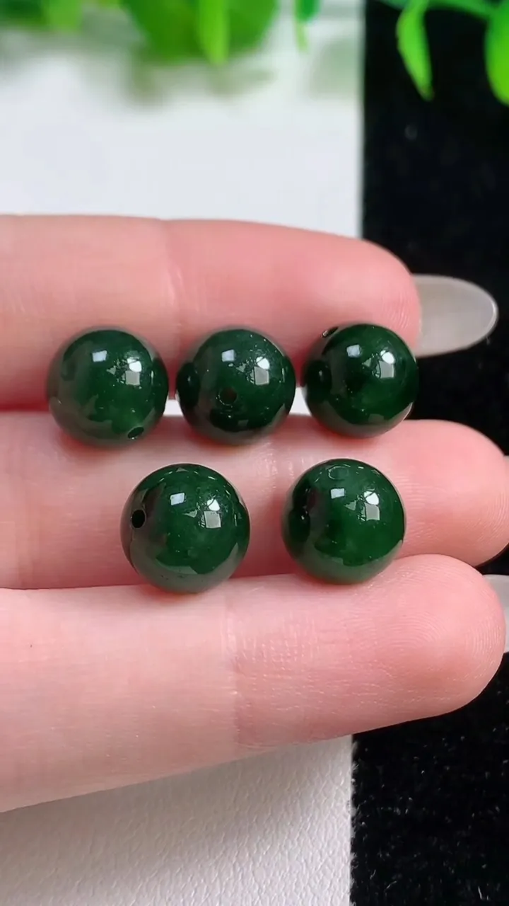 天然A货翡翠圆珠吊坠一手，尺寸10，重量:9.20g10月19日
工厂直销收藏佳品,种好水足，色泽均匀，有种有色，上手高大气！