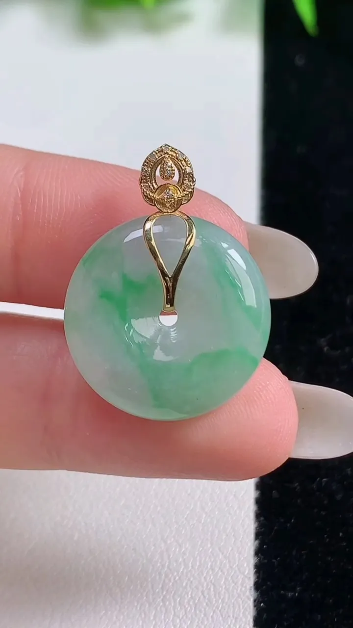 天然A货翡翠平安扣吊坠，尺寸20-5.3，重量:5.57g
10月19日