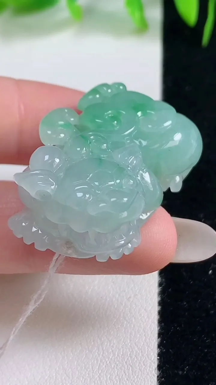 天然A货翡翠貔貅吊坠，尺寸35.4-21.7-13.2，重量:22.35g
10月19日