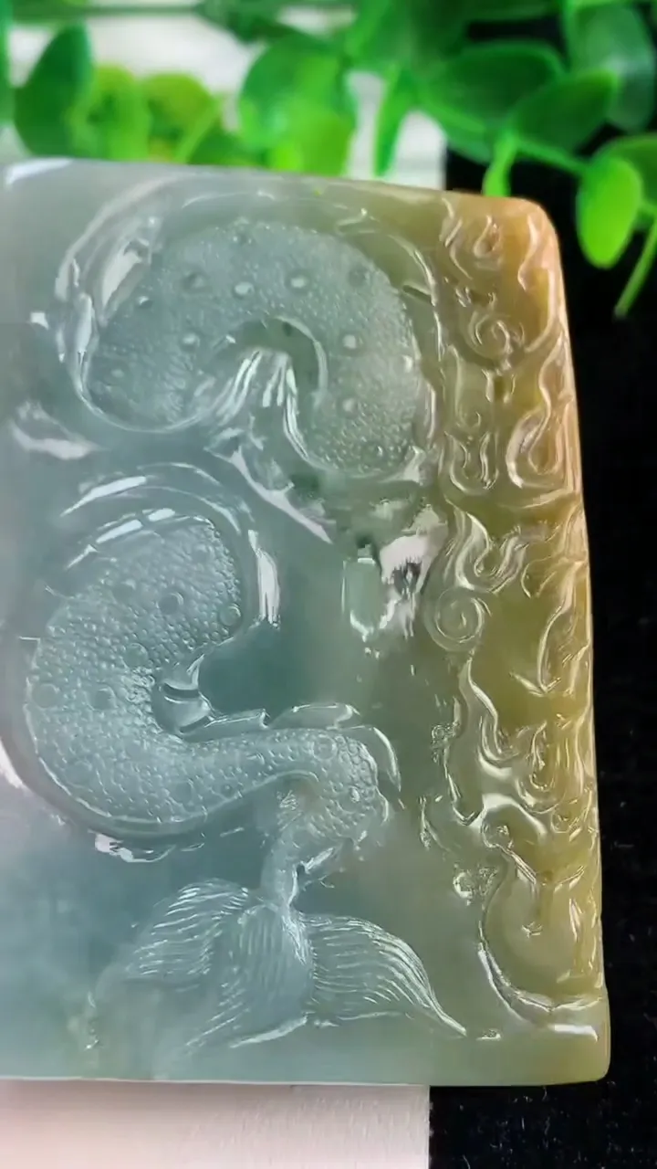 天然A货翡翠蓝水双彩祥龙虚空藏菩萨吊坠，尺寸40.3-49.2-7.6，重量:56.78g
10月19日