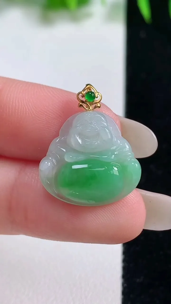 天然A货翡翠佛公吊坠，尺寸17.2-18.3-3.3，重量:1.84g
10月19日