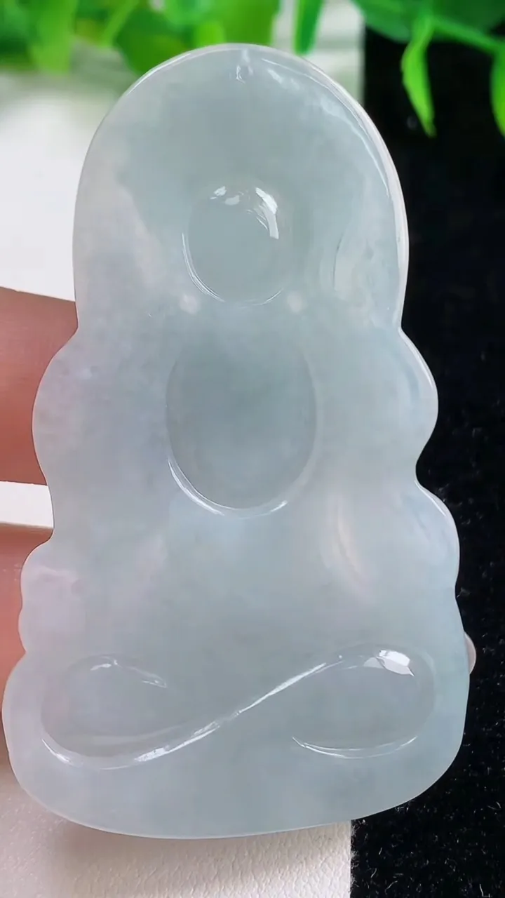 天然A货翡翠大势至菩萨吊坠，尺寸62.6-38-6，重量:22.32g
10月19日