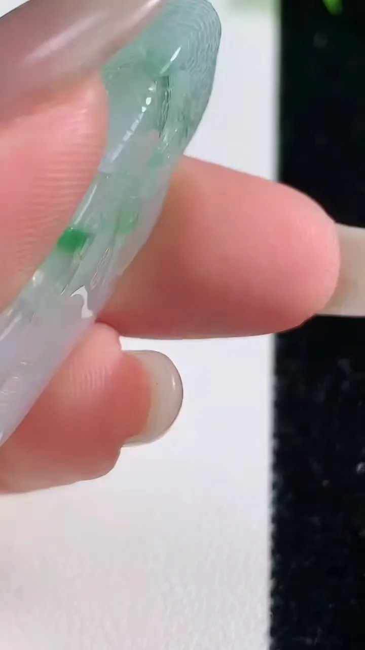 天然A货翡翠蟹钳吊坠，尺寸45.3-20.8-9.7，重量:13.64g
10月19日