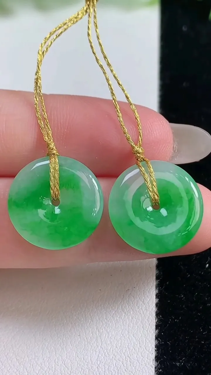 天然A货翡翠平安扣吊坠一对，尺寸16-2.3，重量:2.75g
10月19日