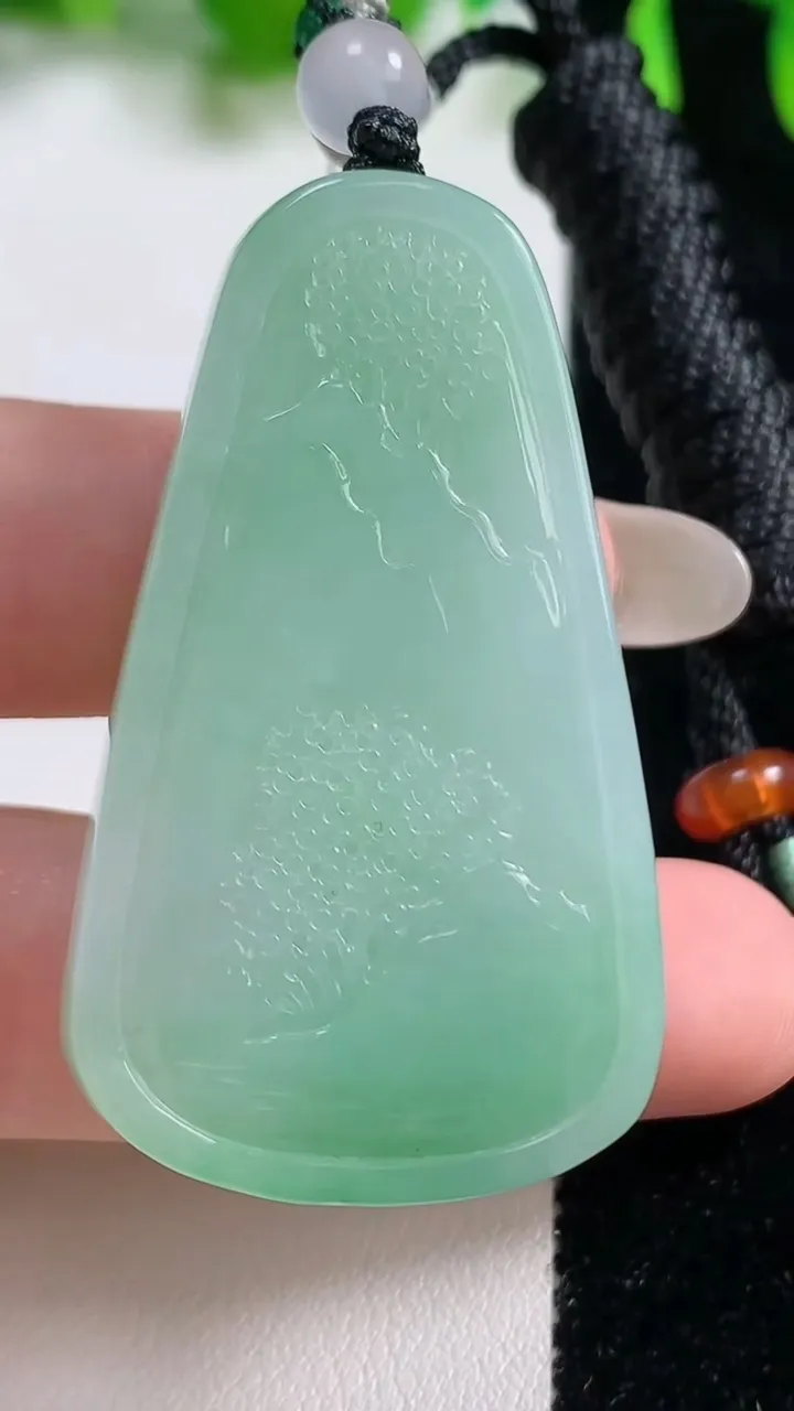 天然A货翡翠山水牌吊坠，尺寸47.6-28.2-10.2，重量:31.14g
10月19日