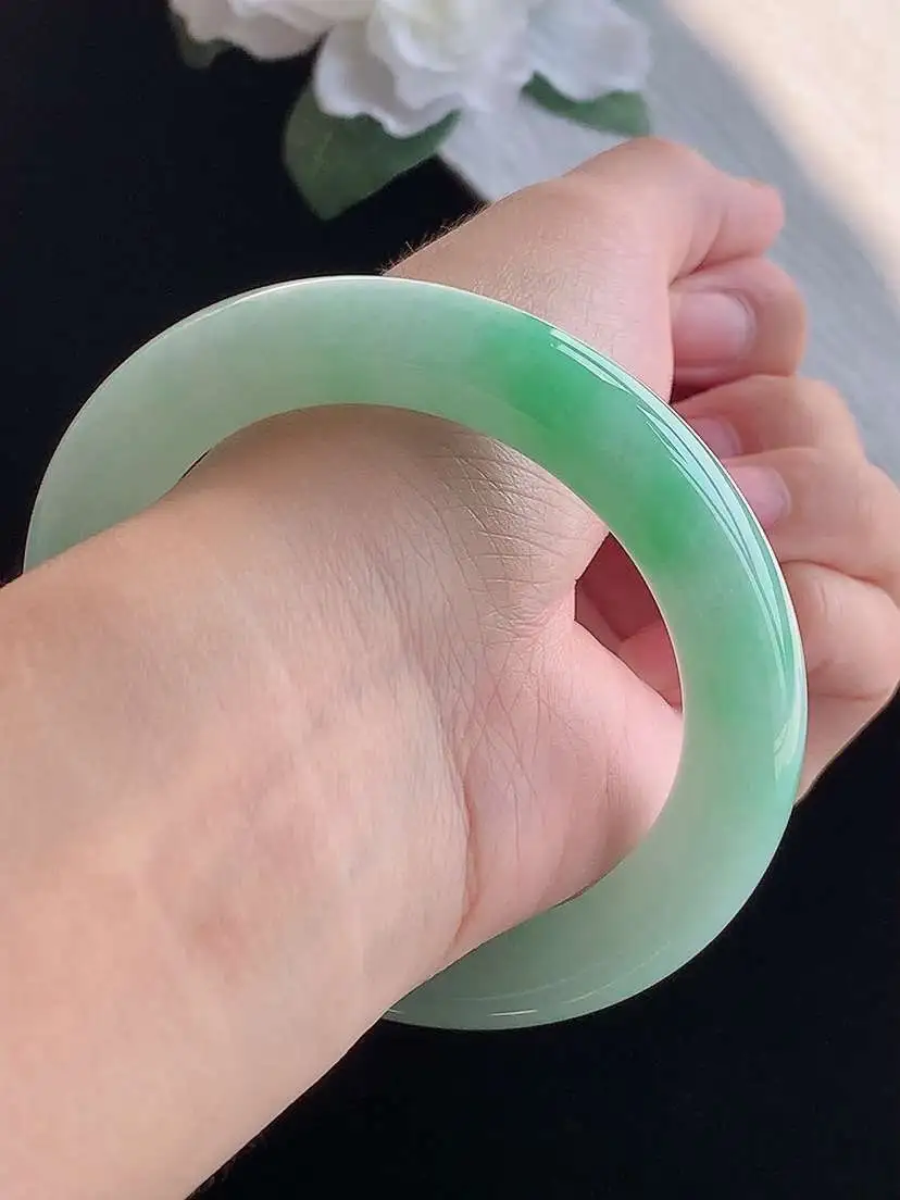 a货翡翠老坑冰种满绿甜绿圆条手镯56-57圈口  尺寸56.5×11.3mm 重量74.00g 1018