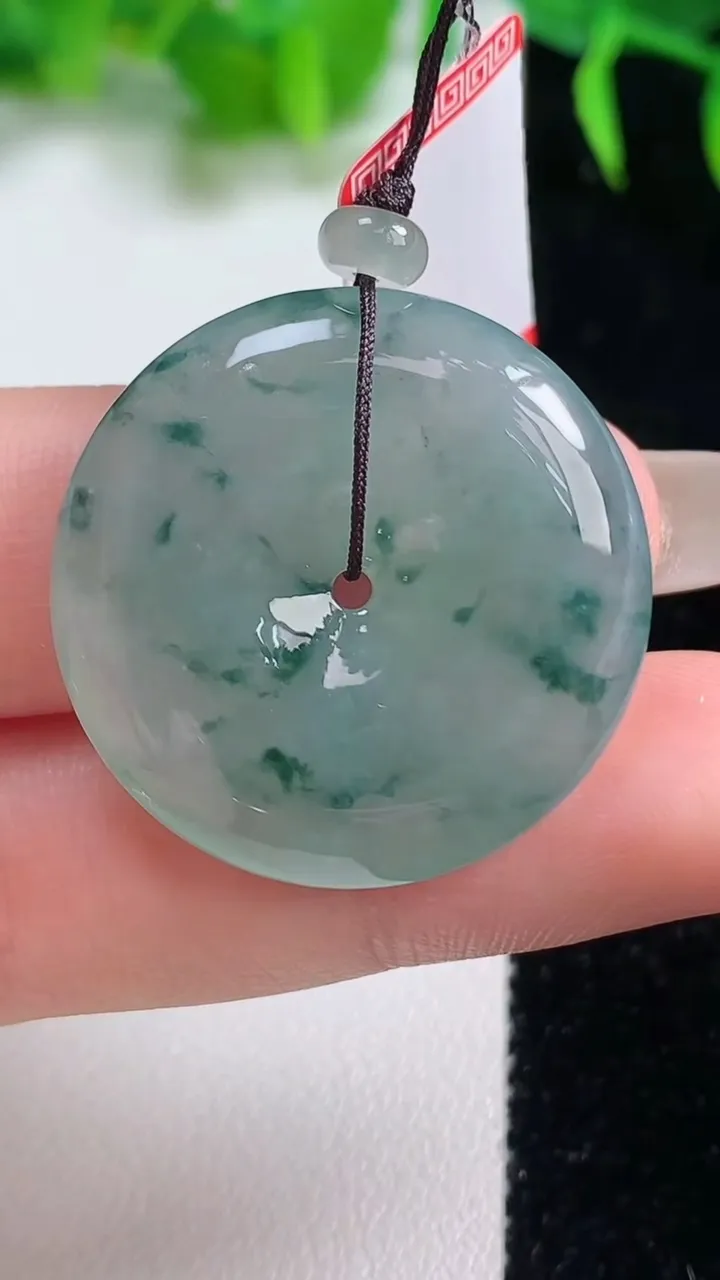 天然A货翡翠冰种飘花平安扣吊坠，尺寸28.4-5.5，重量:10.32g
10月19日