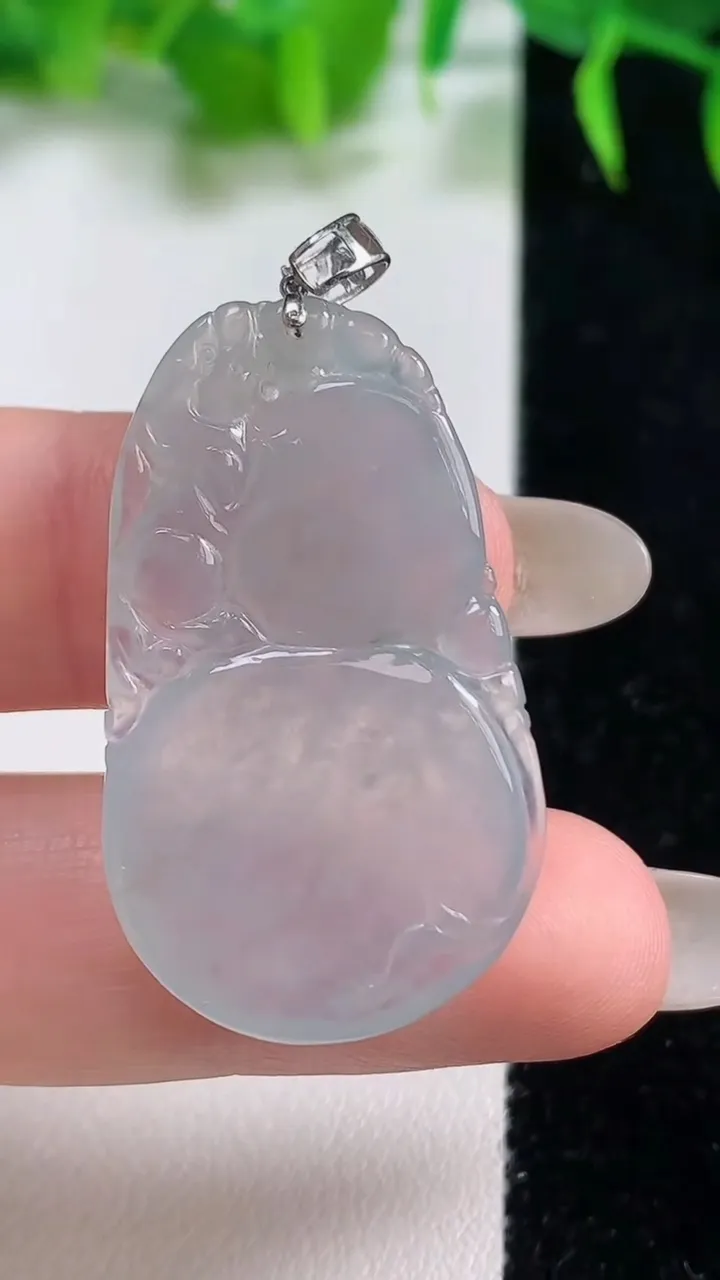 天然A货翡翠种白冰葫芦吊坠，尺寸36-21.4-5，重量:7.14g
10月19日