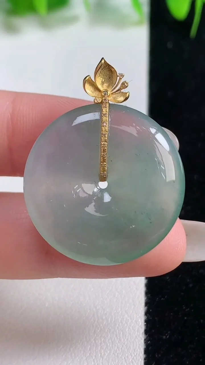 天然A货翡翠平安扣吊坠，尺寸27-5.8，重量:9.35g
10月19日