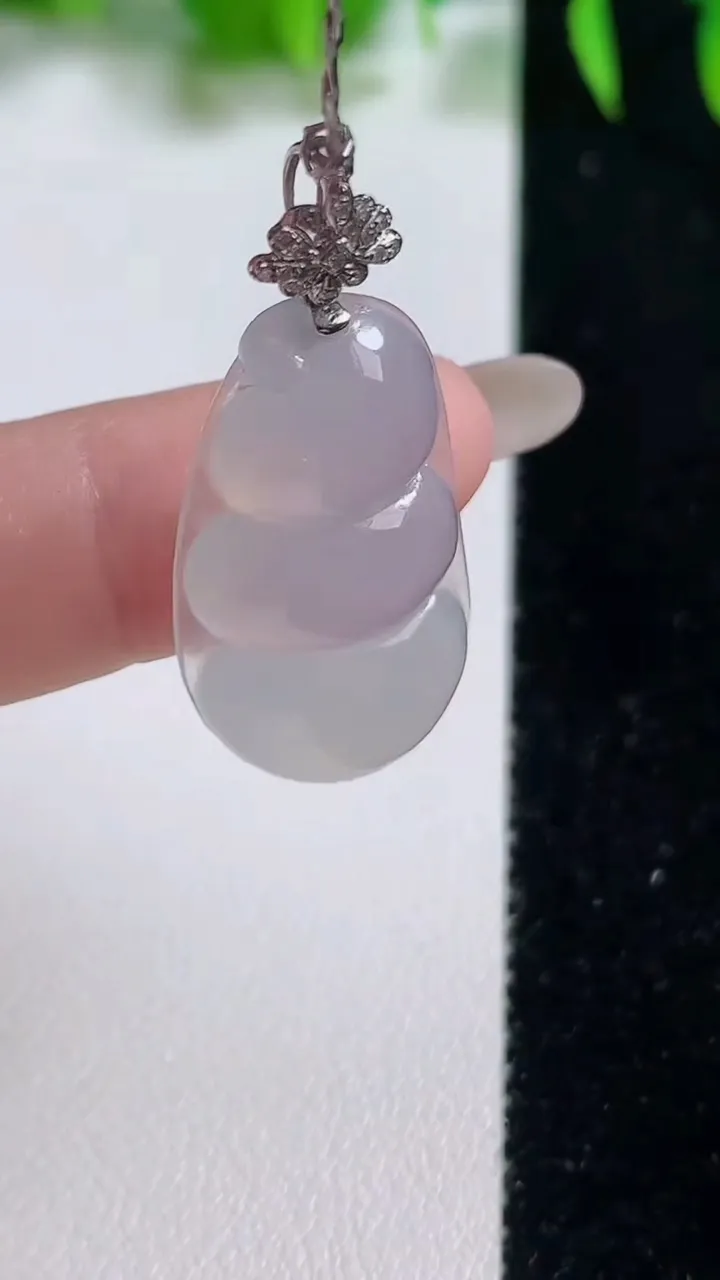 天然A货翡翠种白冰福豆吊坠，尺寸28.5-15.2-5.6，重量:4.81g
10月19日