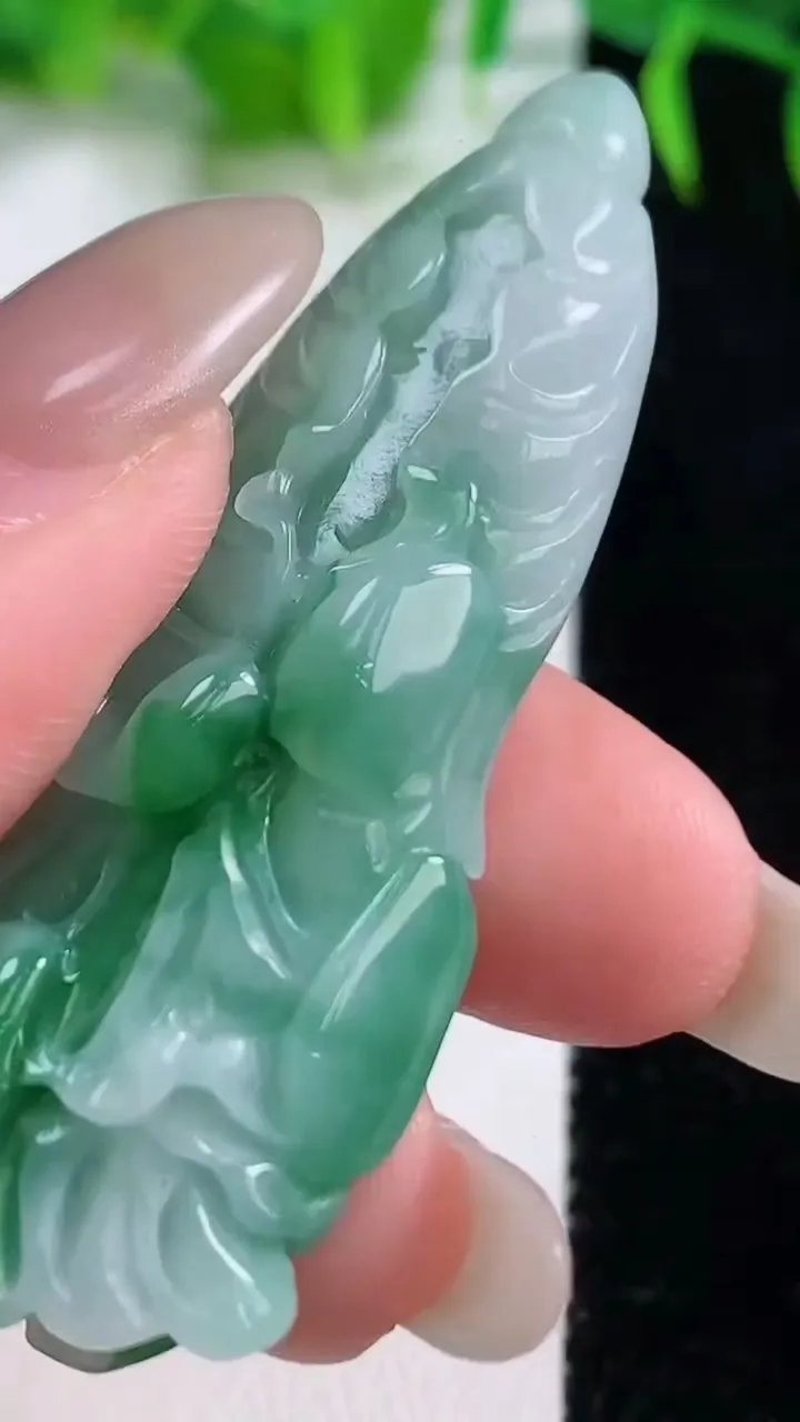 天然A货翡翠白菜吊坠，尺寸56-21.8-10，重量:20.60g
10月19日