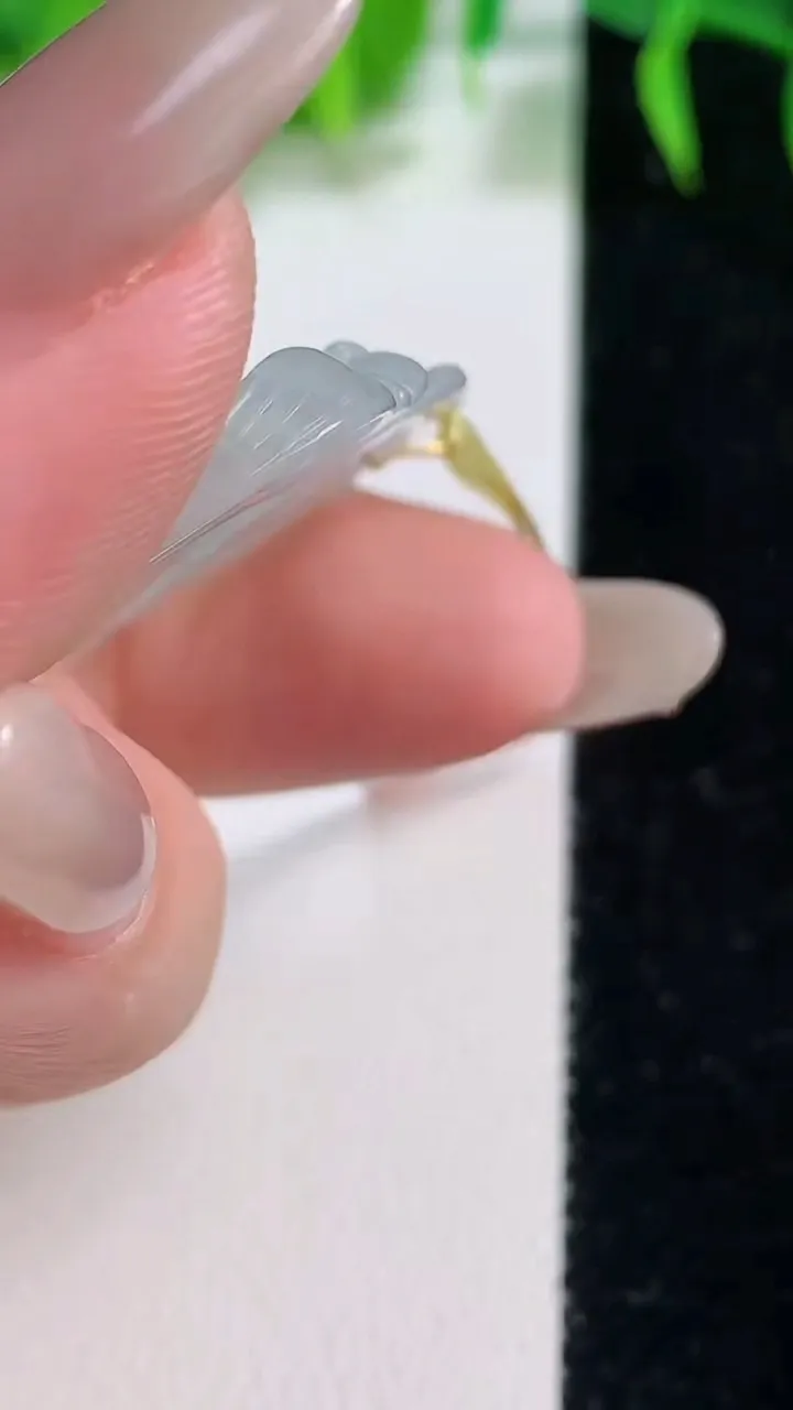 天然A货翡翠种白冰佛公吊坠，尺寸33.3-36-6，重量:9.58g
10月19日