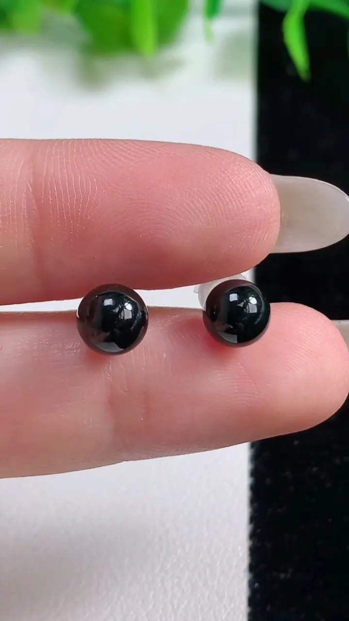 天然A货翡翠18K金墨翠圆珠耳钉，尺寸6.3，重量:1.38g10月19日
工厂直销收藏佳品,种好水足，色泽均匀，有种有色，上手高大气！