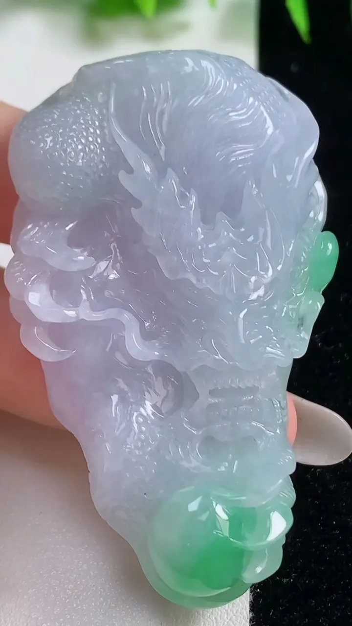 天然A货翡翠龙牌吊坠，尺寸63.2-37.2-12.2，重量:47.17g
10月19日