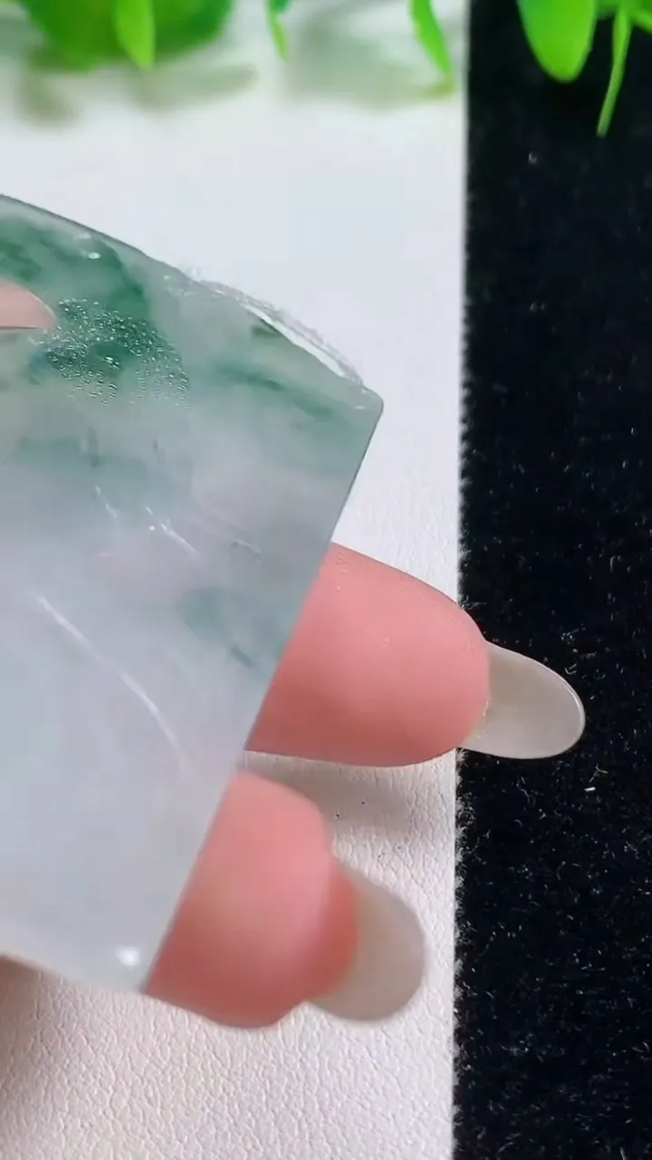 天然A货翡翠冰种飘花龙牌吊坠，尺寸60.4-38.7-3.8，重量:24.57g
10月19日