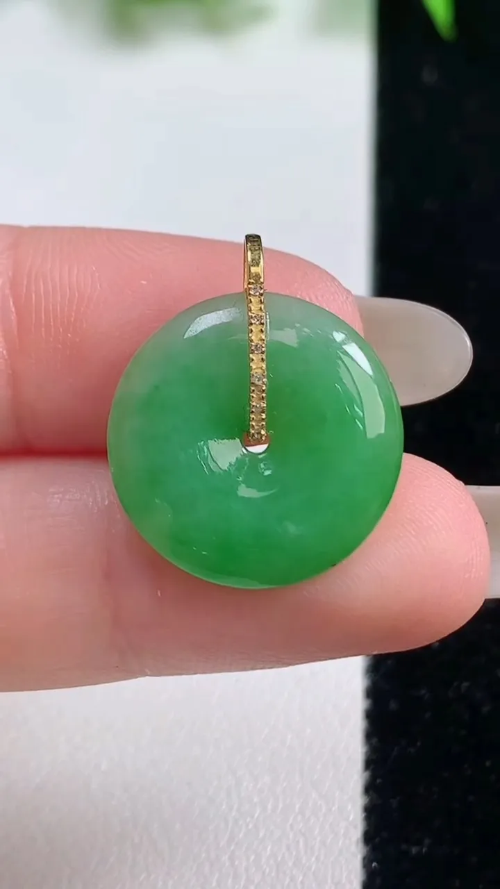 天然A货翡翠平安扣吊坠，尺寸18.4-3.6，重量:2.67g
10月19日