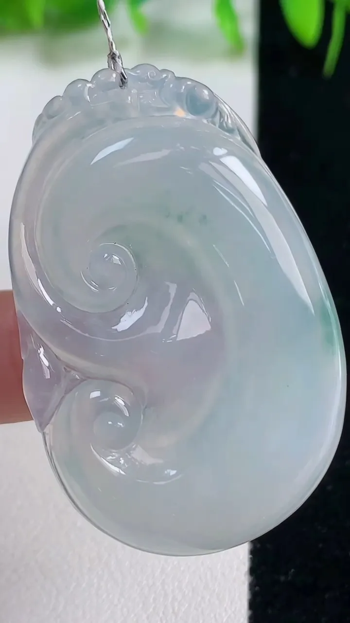 天然A货翡翠冰种飘花如意吊坠，尺寸47-31-4.6，重量:13.20g
10月19日