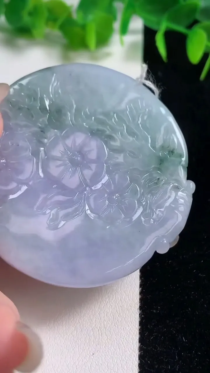 天然A货翡翠春带彩紫罗兰小猫吊坠，尺寸57-12.8，重量:79.44g
10月19日
