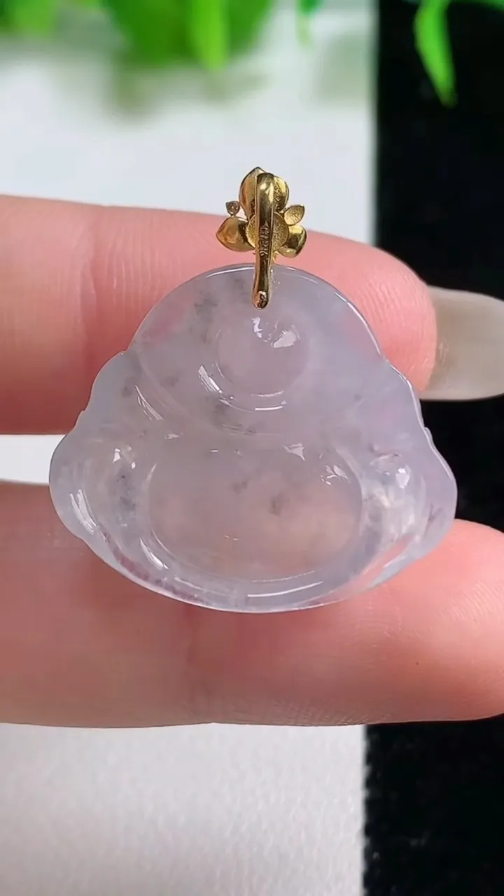 天然A货翡翠种白冰佛公吊坠，尺寸21.8-24.8-7，重量:5.09g
10月19日
