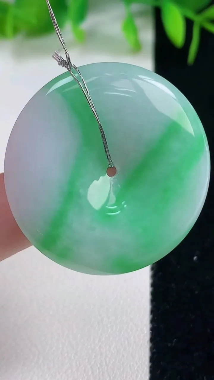 天然A货翡翠平安扣吊坠，尺寸34.6-4.5.，重量:12.10g
10月19日