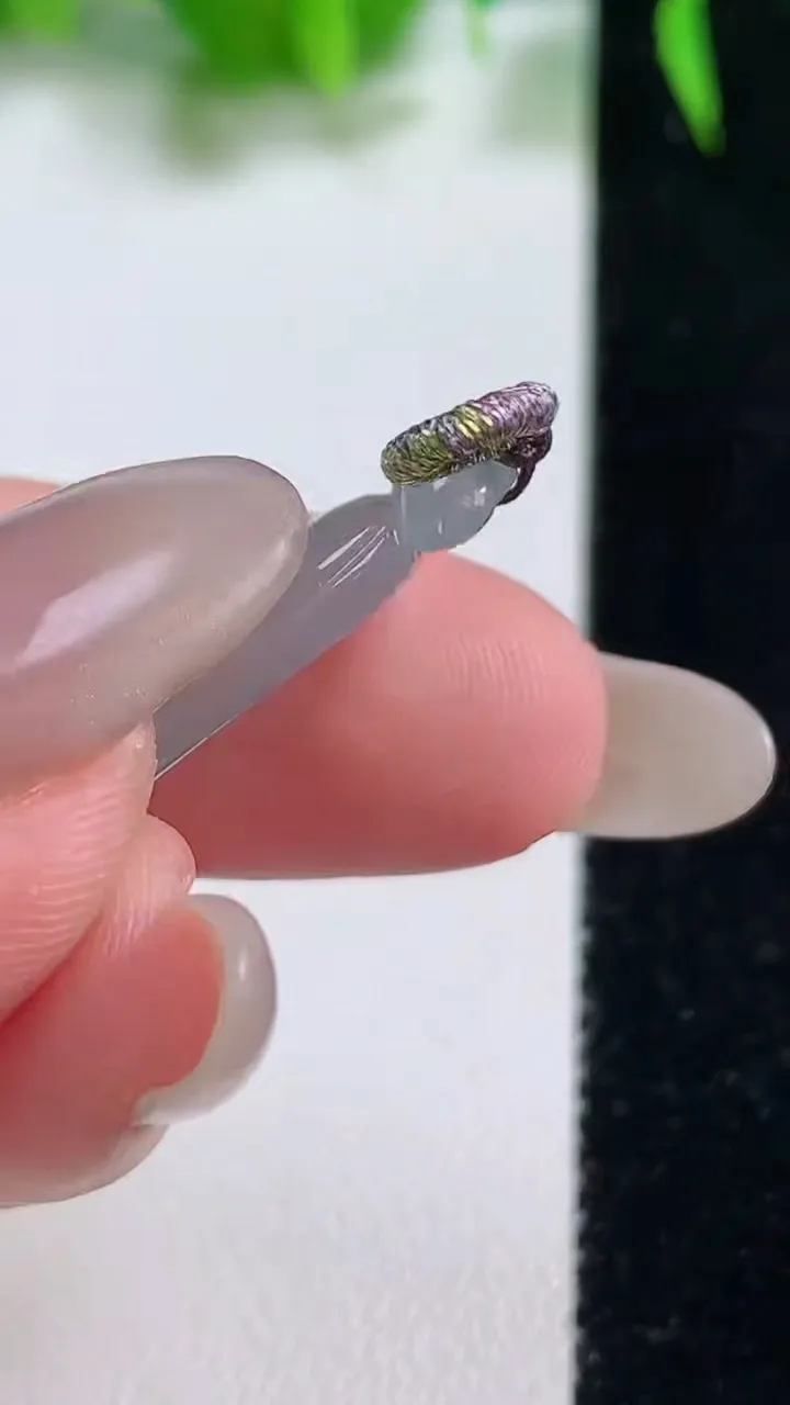 天然A货翡翠冰种飘花福瓜吊坠，尺寸35.4-10-4.3，重量:3.52g
10月19日