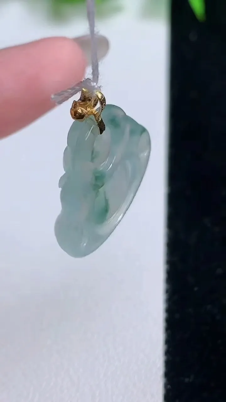 天然A货翡翠种飘花佛公吊坠，尺寸19.6-23-4.3，重量:3.56g
10月19日