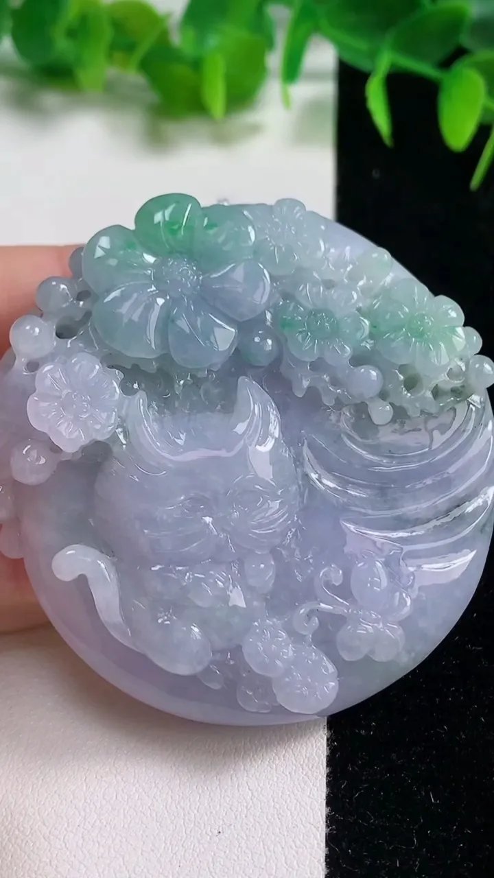 天然A货翡翠春带彩紫罗兰小猫吊坠，尺寸57-12.8，重量:79.44g
10月19日