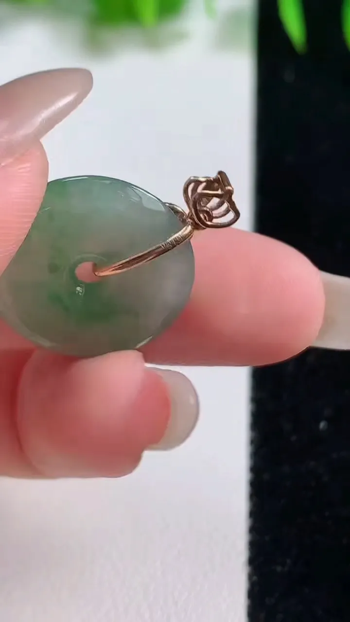 天然A货翡翠平安扣吊坠，尺寸19.6-2.5，重量:2.75g
10月19日