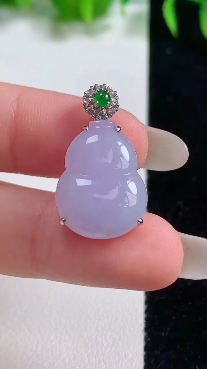 天然A货翡翠18K金紫罗兰葫芦吊坠，尺寸19-15-5.7，重量:2.95g
10月19日