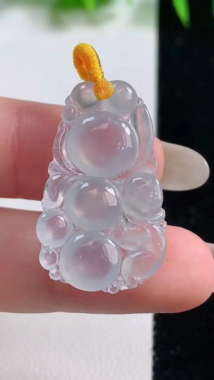 天然A货翡翠生肖猴吊坠，尺寸30.4-18.4-2.4，重量:3.40g
10月19日