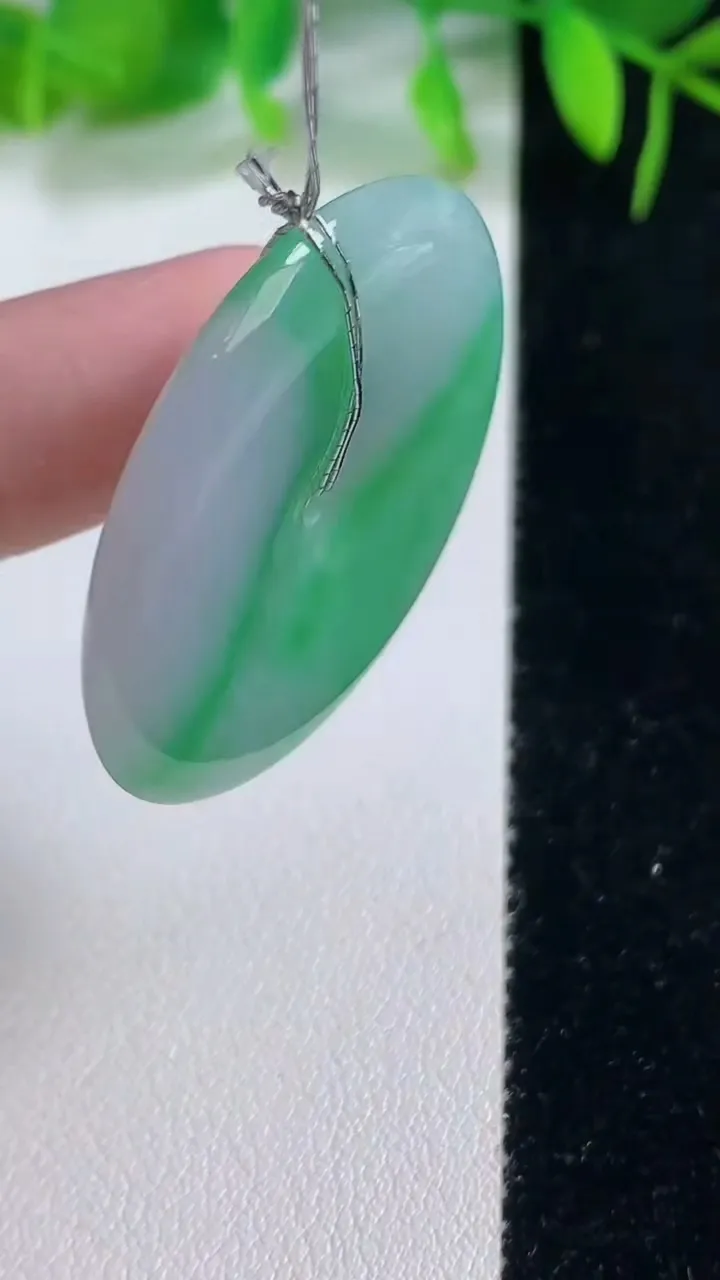 天然A货翡翠平安扣吊坠，尺寸34.6-4.5.，重量:12.10g
10月19日