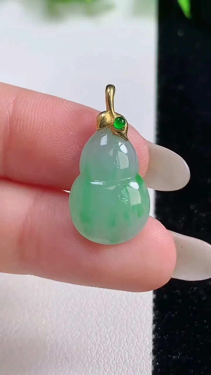 天然A货翡翠葫芦吊坠，尺寸20-12-3.2，重量:1.60g
10月19日