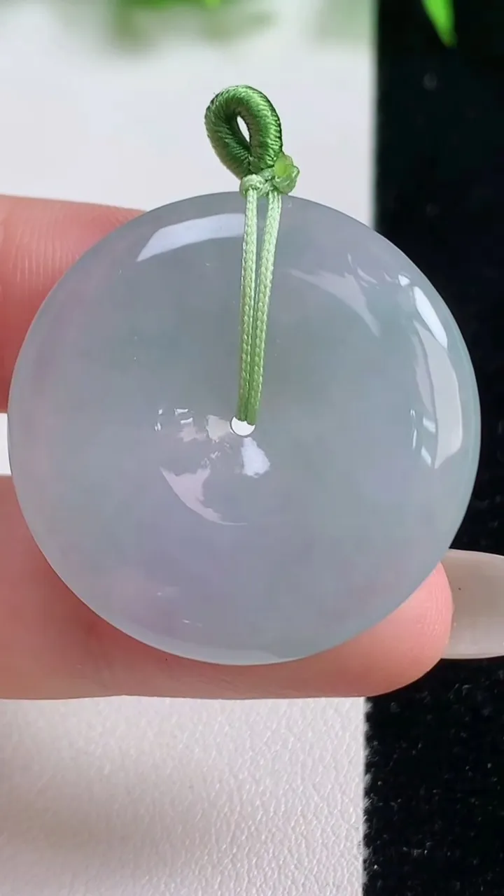 天然A货翡翠平安扣吊坠，尺寸30.8-5.3，重量:11.67g
10月19日