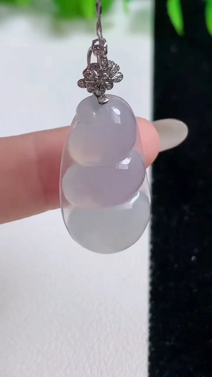 天然A货翡翠种白冰福豆吊坠，尺寸28.5-15.2-5.6，重量:4.81g
10月19日