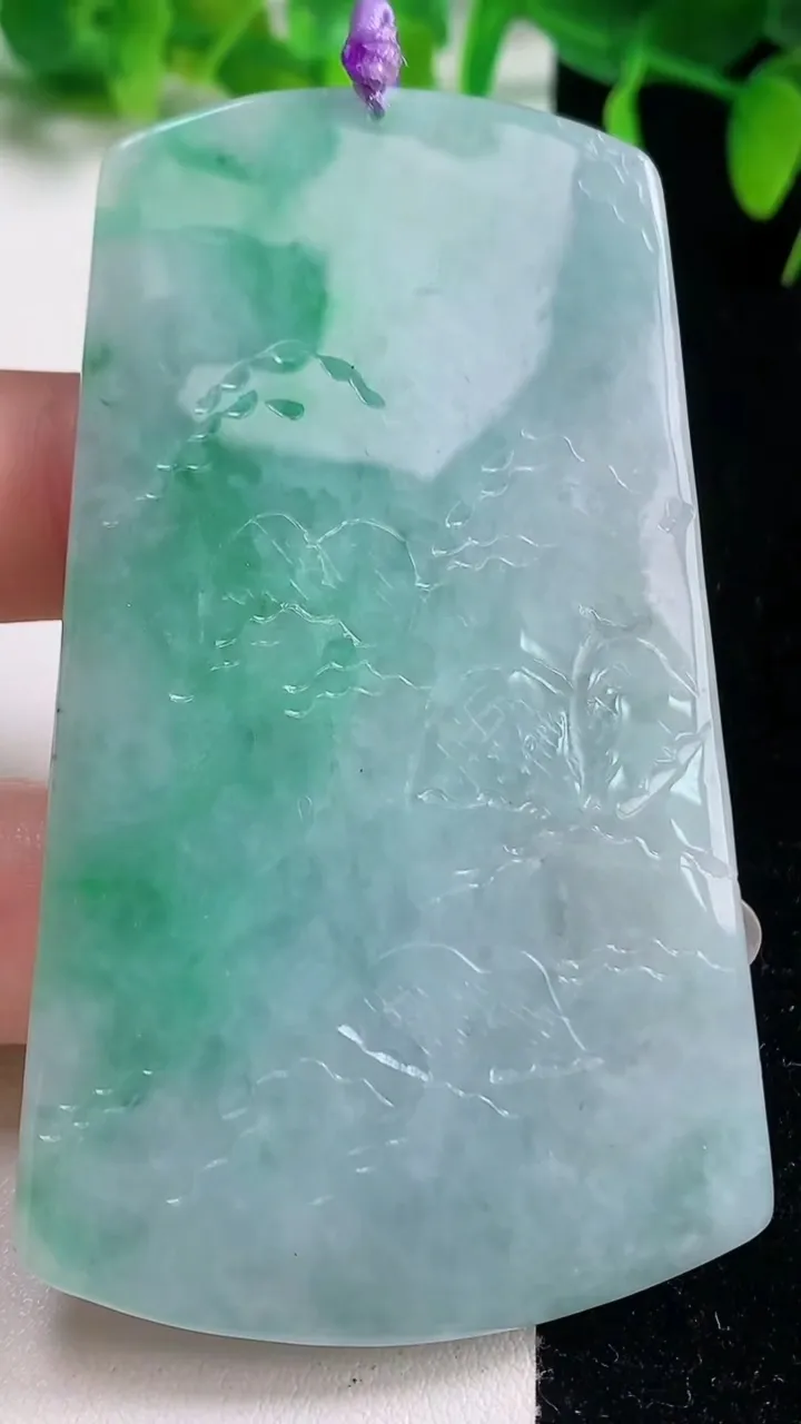 天然A货翡翠山水牌吊坠，尺寸74.3-43.2-6，重量:43.51g
10月19日
