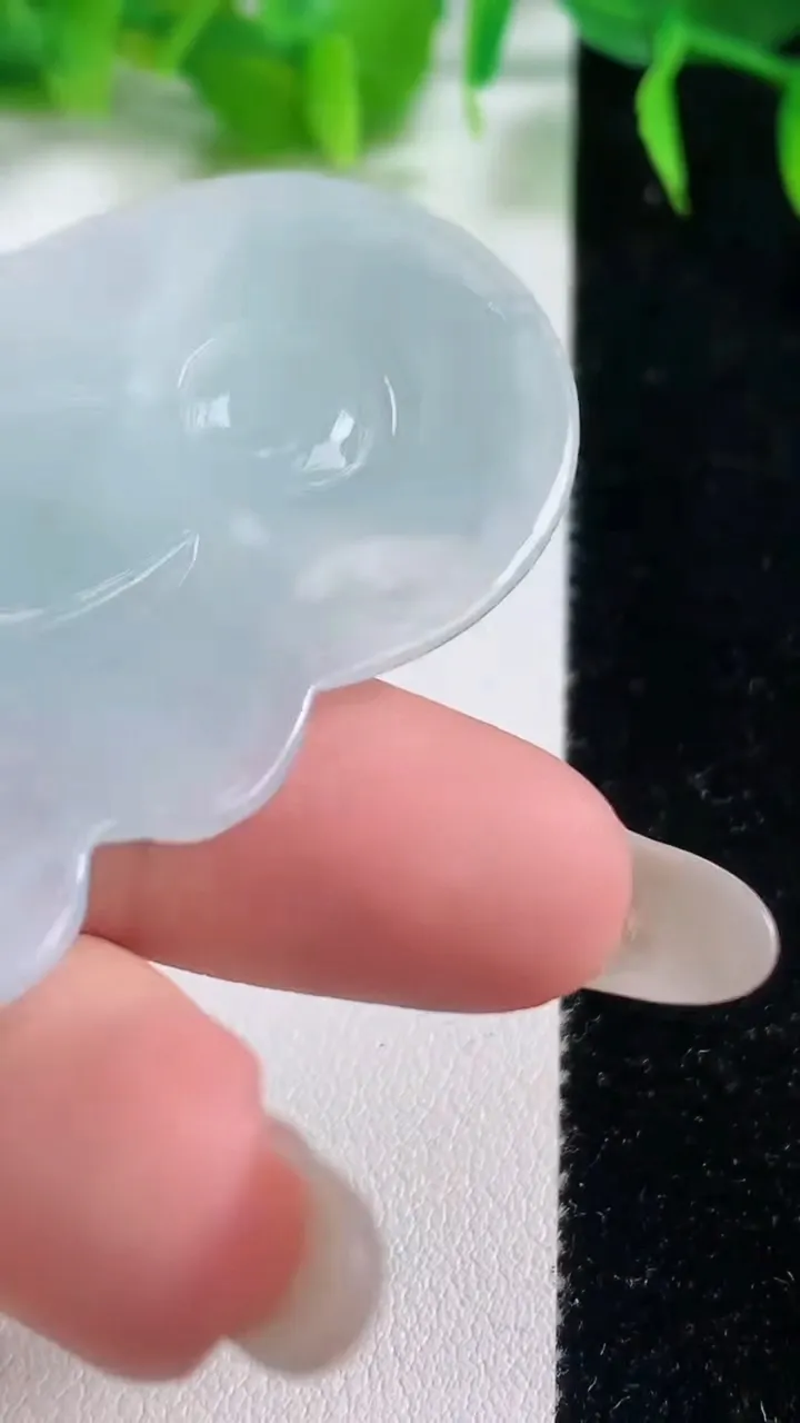 天然A货翡翠大势至菩萨吊坠，尺寸62.6-38-6，重量:22.32g
10月19日