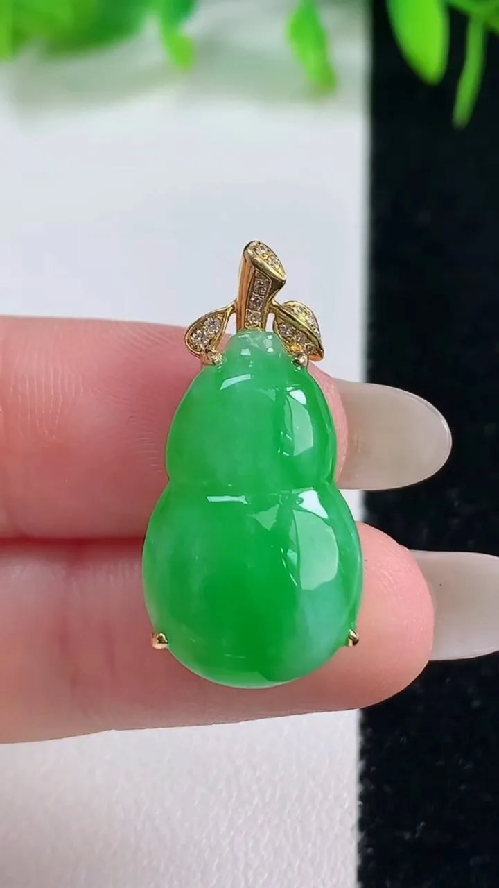 天然A货翡翠葫芦吊坠，尺寸21.3-14-6.3，重量:3.63g
10月19日