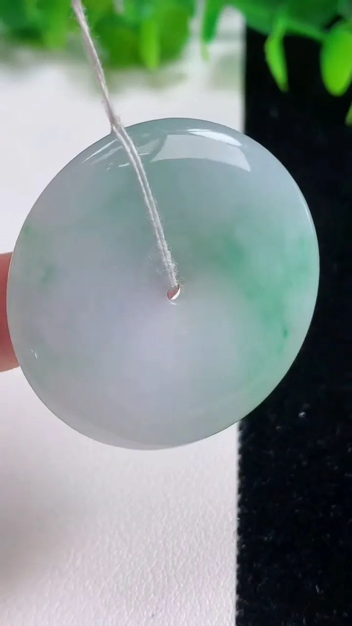 天然A货翡翠平安扣吊坠，尺寸38-5.3，重量:16.85g
10月19日