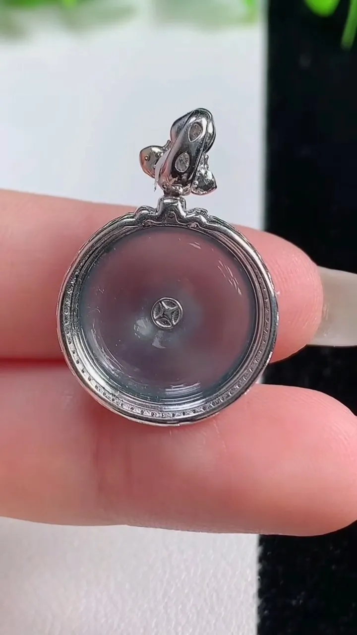 天然A货翡翠种蓝水平安扣吊坠，尺寸28.2-19.3-6.3，裸石16重量:3.45g
10月19日