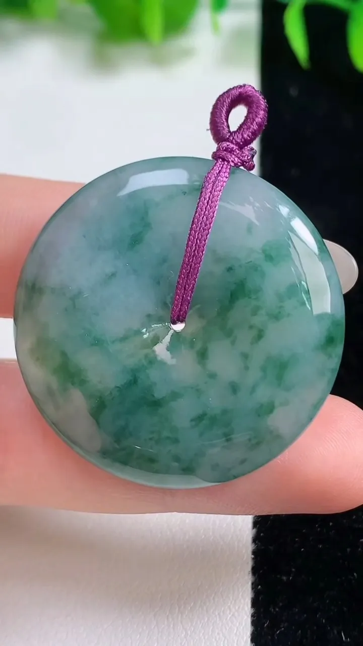 天然A货翡翠冰种飘花平安扣吊坠，尺寸34.7-6.4，重量:16.67g
10月19日