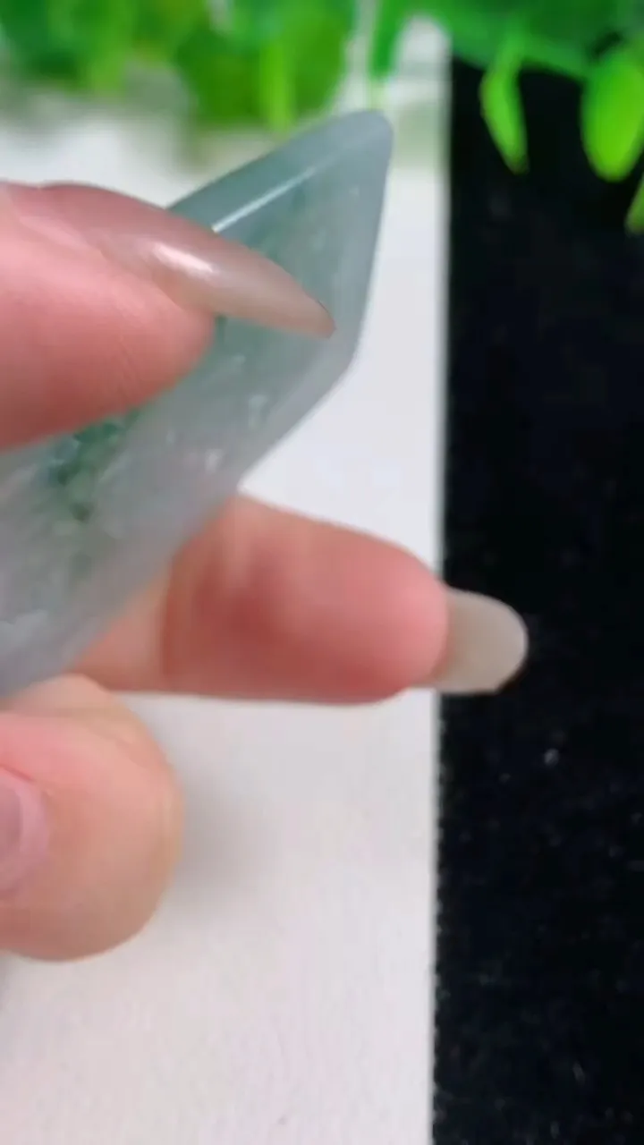 天然A货翡翠冰种飘花虚空藏菩萨吊坠，尺寸63-47.7-8.2，重量:40.00g
10月19日