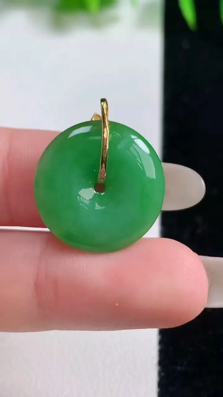 天然A货翡翠平安扣吊坠，尺寸19.3-4，重量:3.13g
10月19日
