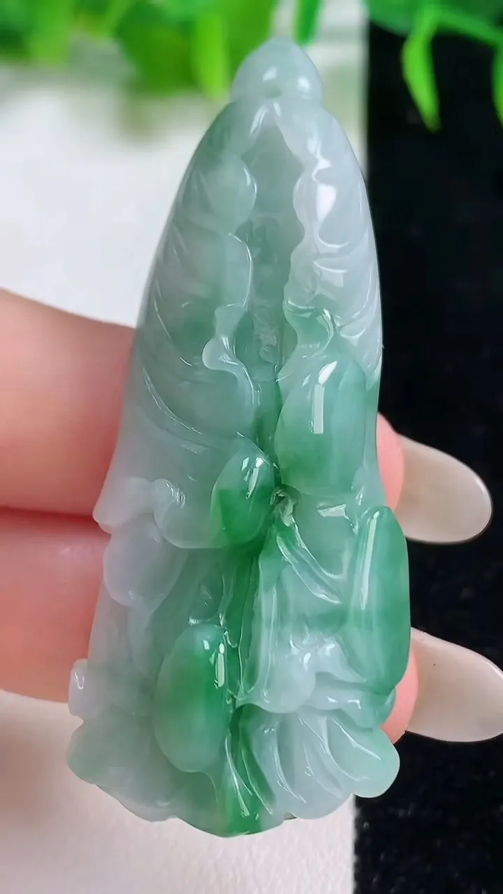 天然A货翡翠白菜吊坠，尺寸56-21.8-10，重量:20.60g
10月19日